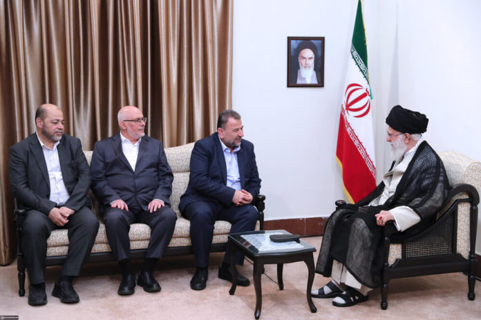 Eine hochrangige Hamas-Delegation unter der Leitung des Militärführers Saleh Arouri besuchte den Iran und traf sich am 22. Juli mit dem Obersten Führer Ayatollah Ali Khamenei. Foto khamenei.ir