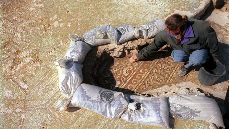Eine israelische Archäologin legt 2017 die Mosaiken frei. Foto U. Sahm