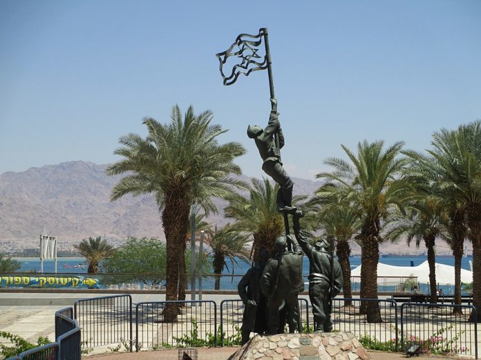 In Eilat erinnert eine Bronzeskulptur des Künstlers Bernard Reder an das hissen der Tintenflagge. Eine improvisierte Flagge Israels, die im Krieg 1949 in Eilat gehisst wurde. Foto Dr. Avishai Teicher Pikiwiki Israel, CC BY 2.5, https://commons.wikimedia.org/w/index.php?curid=32877513