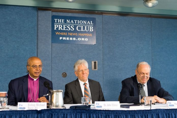 Die Podiumsteilnehmer von links: Bischof Michael Nazir-Ali, Dr. John Eibner, Prof. Habib Malik. Foto © CSI