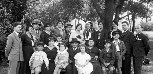 Familenfoto der Majer-Familie– Rivka und Refael Majer umgeben von ihrer Familie, Belgrad, 1935. 19 von 21 Familienmitglieder wurden im Holocaust ermordet. copyright: Yad-Vashem-Foto-Archiv