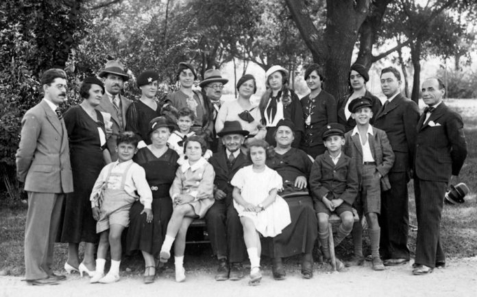 Familenfoto der Majer-Familie– Rivka und Refael Majer umgeben von ihrer Familie, Belgrad, 1935. 19 von 21 Familienmitglieder wurden im Holocaust ermordet. copyright: Yad-Vashem-Foto-Archiv