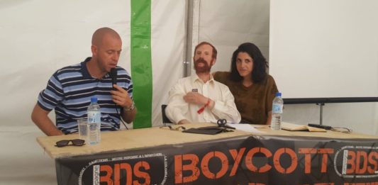 Grassroots Al-Quds Vertreterin Amany Khalifa, an einem Anlass von BDS Frankreich am 15. September 2019. Links aussen spricht Salah Hamouri, der 2005 unter anderem verurteilt wurde wegen Mitgliedschaft bei der Terrororganisation Volksfront für die Befreiung Palästinas (PFLP). Foto Facebook / BDS Frankreich