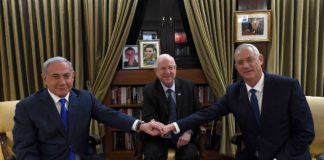 Premierminister Benjamin Netanyahu (L) mit dem dem blau-weißen Parteichef Benny Gantz (R) und in der Mitte Präsident Reuven Rivlin am 23. September 2019 in der Präsidentenresidenz in Jerusalem. Foto Haim Zach/GPO