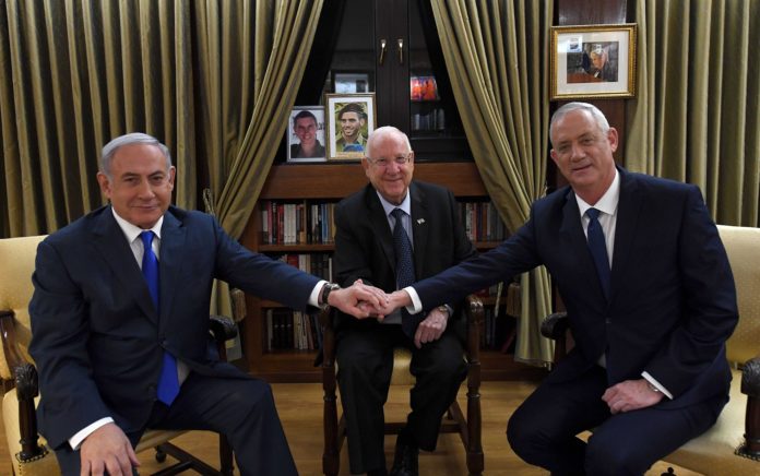 Premierminister Benjamin Netanyahu (L) mit dem dem blau-weißen Parteichef Benny Gantz (R) und in der Mitte Präsident Reuven Rivlin am 23. September 2019 in der Präsidentenresidenz in Jerusalem. Foto Haim Zach/GPO