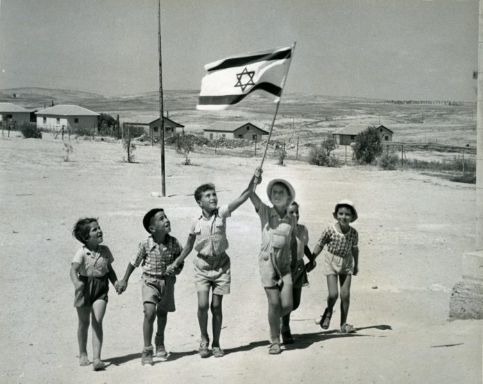 Kinder mit der Nationalflagge, Beer-Sheva, Israel, 1950er Jahre. Foto Leni Sonnenfeld. Beit Hatfutsot, The Oster Visual Documentation Center, Sammlung Sonnenfeld