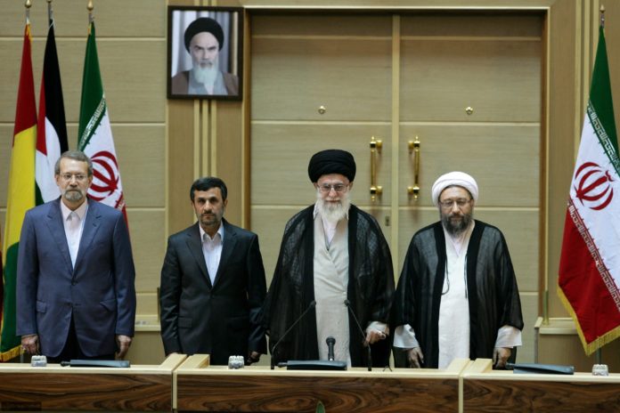 Mahmoud Ahmadinejad während der 5. Internationalen Konferenz zur Unterstützung der palästinensischen Intifada in Teheran im Oktober 2011. Foto http://farsi.khamenei.ir/photo-album?id=17400#i, CC BY 4.0, https://commons.wikimedia.org/w/index.php?curid=63737214