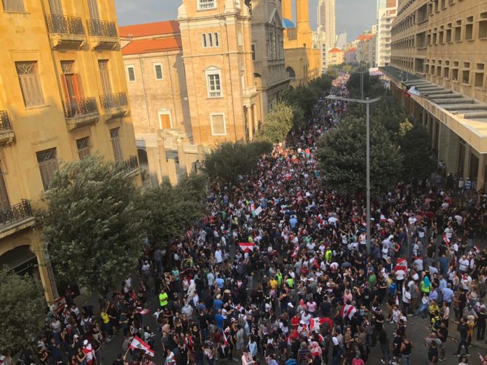 Proteste in der Beiruter Innenstadt am 19. Oktober 2019. Foto Shahen Araboghlian - Eigenes Werk, CC BY-SA 4.0, https://commons.wikimedia.org/w/index.php?curid=83214286