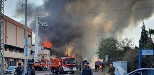 Israelische Feuerwehrleute kämpfen gegen die Flammen in einer Fabrik in Sderot, die von einer Rakete des palästinensischen islamischen Dschihad aus Gaza nach Israel am 12. November 2019 abgeschossen wurde. Foto Flash90.