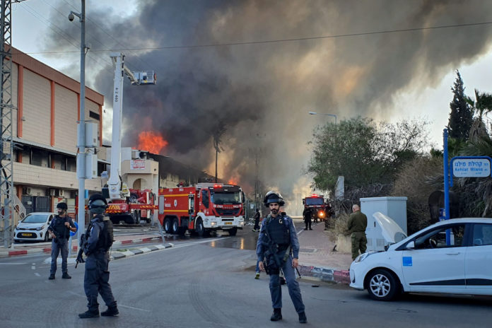 Israelische Feuerwehrleute kämpfen gegen die Flammen in einer Fabrik in Sderot, die von einer Rakete des palästinensischen islamischen Dschihad aus Gaza nach Israel am 12. November 2019 abgeschossen wurde. Foto Flash90.