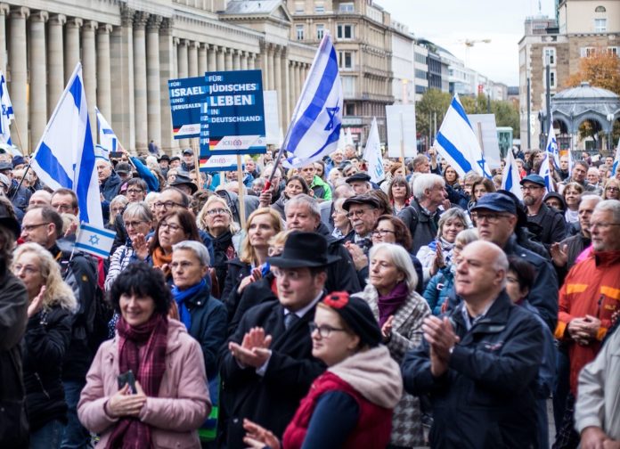 Rund 600 Israelfreunde haben sich am Sonntag auf dem Stuttgarter Schlossplatz versammelt, um ihre Unterstützung für jüdisches Leben in Deutschland und für Israel öffentlich zu zeigen. Foto ICEJ Deutschland