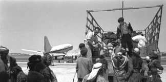 Irakische Juden, die den Flughafen Lod in Israel verlassen, auf dem Weg zum Transitlager Ma'abara, 1951. Foto GPO Israel.