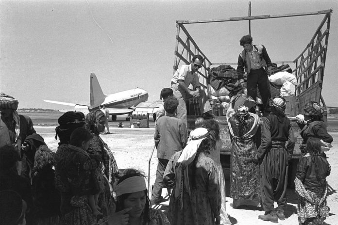 Irakische Juden, die den Flughafen Lod in Israel verlassen, auf dem Weg zum Transitlager Ma'abara, 1951. Foto GPO Israel.