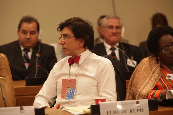 Elio Di Rupo bei einer Sitzung des Präsidiums der Sozialistischen Internationale. Foto ΠΑΣΟΚ - originally posted to Flickr as Συνεδρίαση του Προεδρείου της Σοσιαλιστικής Διεθνούς, CC BY-SA 2.0, https://commons.wikimedia.org/w/index.php?curid=7952928