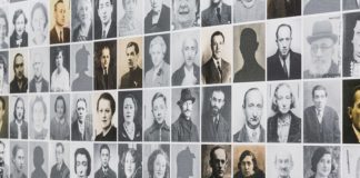 Ausschnitt der Wandgestaltung mit Fotos von Deportierten in der Holocaust-Gedenkstätte Kazerne. Foto Bob.vd , CC BY-SA 4.0, https://commons.wikimedia.org/w/index.php?curid=50887487