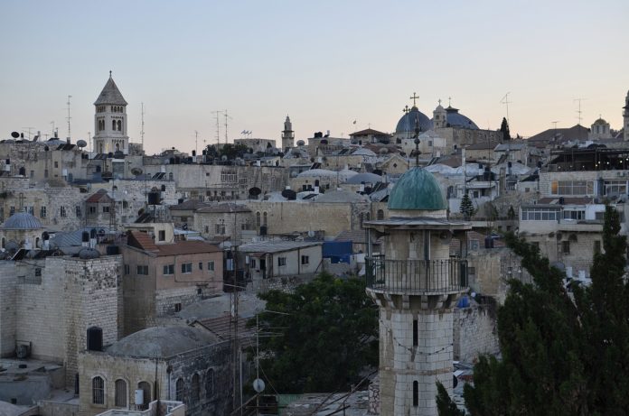 Blick auf die Jerusalemer Altstadt. Links die Erlöserkirche. Foto ReeveJ, CC BY-SA 3.0, https://commons.wikimedia.org/w/index.php?curid=35707652