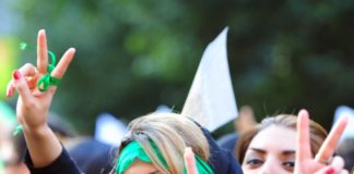 Anlässlich einer Demonstration in Teheran am 17. Juni 2009. Foto Hamed Saber - ursprünglich gepostet bei Flickr als 5. Tag - 3V, CC BY 2.0, https://commons.wikimedia.org/w/index.php?curid=7088598