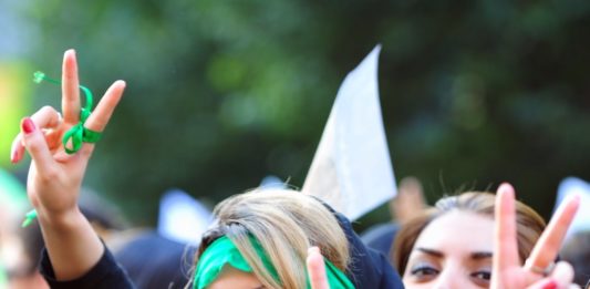 Anlässlich einer Demonstration in Teheran am 17. Juni 2009. Foto Hamed Saber - ursprünglich gepostet bei Flickr als 5. Tag - 3V, CC BY 2.0, https://commons.wikimedia.org/w/index.php?curid=7088598