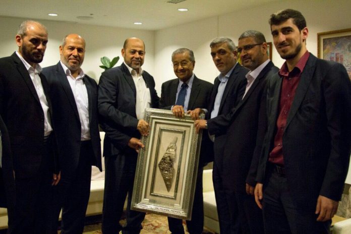 Ein auf Twitter veröffentlichtes Foto zeigt die Anführer der Hamas und ein Mitglied des Politbüros, Mousa Abu Marzook, sowie seine Kollegen Khalil Al-Hayya, Izzt Al-Rashiq und Husam Badran, mit dem malaysischen Premierminister Mahathir Mohamad. Foto Twitter / Qudspress