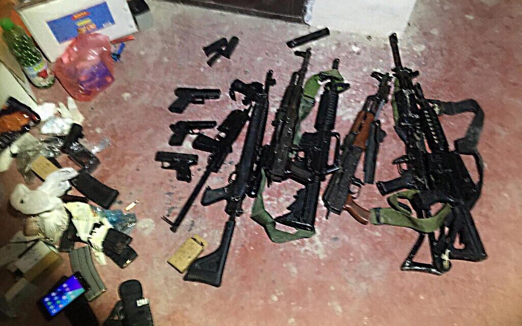 Einige der Waffen, die von den israelischen Sicherheitskräften bei der Razzia gegen die Terrororganisation PFLP gefunden wurden. Foto Shin Bet