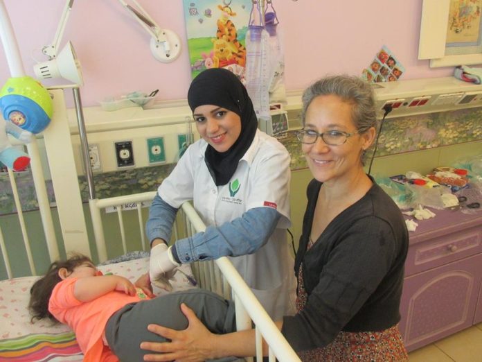 Eine beduinische Pflegerin bei ALEH . Foto zVg