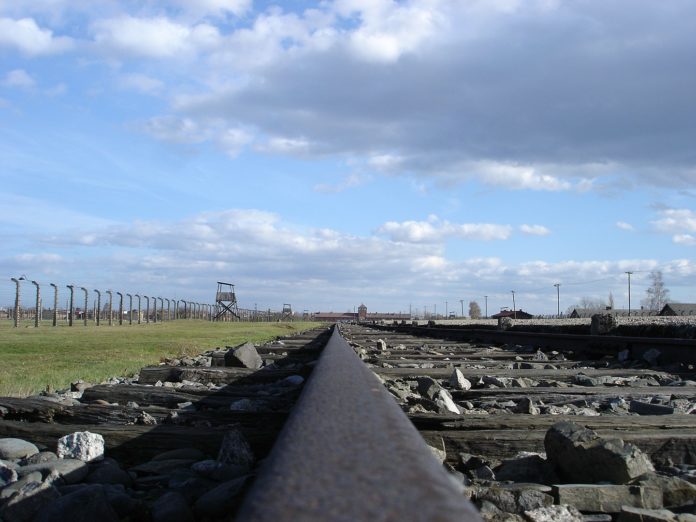Rampe in Auschwitz-Birkenau in Richtung Hauptgebäude. Foto Diether, CC BY-SA 3.0, https://commons.wikimedia.org/w/index.php?curid=5133158