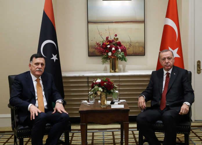 Der türkische Präsident Recep Tayyip Erdogan mit dem lybischen Premierminister Fayiz al-Sarra. Foto Website des türkischen Präsidenten.