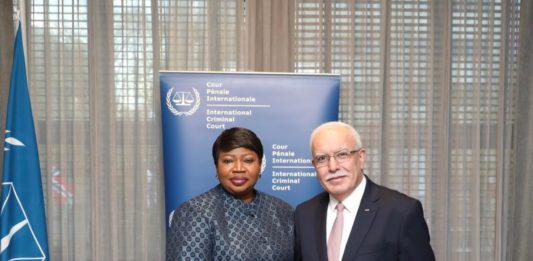 IStGH-Chef-Anklägerin Fatou Bensouda (links) trifft am 2. Dezember 2019 den palästinensischen Aussenminister Riyad al-Maliki. Foto Internationaler Strafgerichtshof Den Haag.
