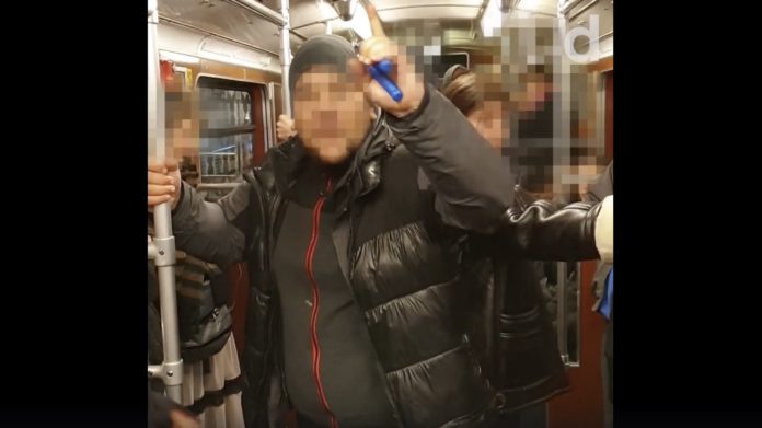 Antisemitischer Vorfall in Berliner U-Bahn. Videoscreenshot Democ. Zentrum Demokratischer Widerspruch