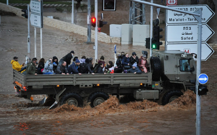 Ein Militärfahrzeug befördert am 8. Januar 2020 Menschen auf einer überfluteten Strasse in der nördlichen Stadt Nahariya. Foto Meir Vaknin/Flash90