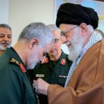 Soleimani erhält von Chamenei einen Orden. Foto Khamenei.ir - http://farsi.khamenei.ir/photo-album?id=41944#i, CC-BY 4.0, https://commons.wikimedia.org/w/index.php?curid=77282895