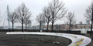 Le Joods Kindermonument (en français, le monument des enfants juifs) est un monument de la commune de Rotterdam, dans la province néerlandaise de Hollande-Méridionale, conçu pour commémorer l'arrestation et la déportation de 686 enfants juifs de la ville, en 1942 et 19432. Foto Hanno Lans, CC0, https://commons.wikimedia.org/w/index.php?curid=56812399