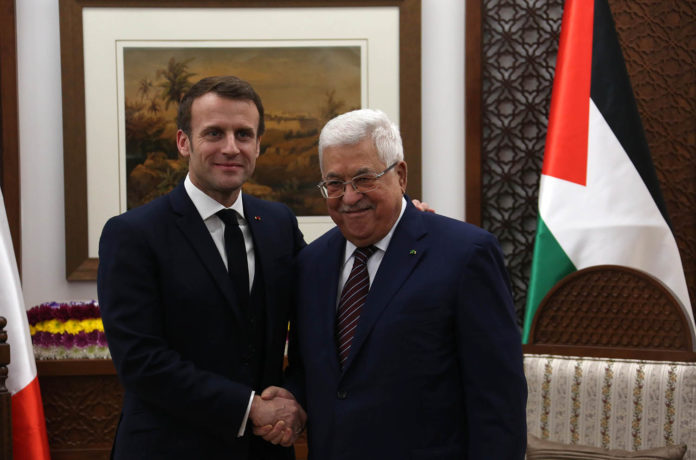 Der französische Präsident Emmanuel Macron und der Präsident der Palästinensischen Autonomiebehörde Mahmoud Abbas trafen sich am 22. Januar 2020 im Hauptquartier des Präsidenten der PA in Ramallah. Foto Wafa