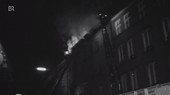 Am 13. Februar 1970 brannte in München eine jüdisches Altenheim. Es war ein Anschlag. Sieben Hausbewohner starben, zwei davon waren Überlebende des NS-Terrors. Bis heute gilt die Tat als nicht aufgeklärt. Foto Screenshot Youtube / Bayerischer Rundfunk