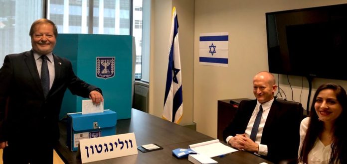 israelischer Botschafter in Neuseeland, gibt seine Stimme am 19. Februar 2020 in Wellington, Neuseeland ab . Foto Twitter / @Yuval_Rotem