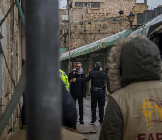EAPPI-Aktivisten in der Stadt Hebron mit einem Fotografen von B'Tselem. 28. Januar 2019. Foto Dan Raubenehimer/TPS