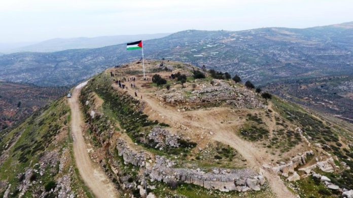 Die Flagge der Palästinensischen Autonomiebehörde weht über der Festung von Arama. Foto Shomrim Al Hanetzach