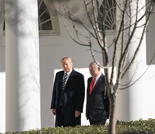 Foto The White House from Washington, DC - President Trump Meets with Israeli Prime Minister Benjamin Netanyahu, Public Domain, https://commons.wikimedia.org/w/index.php?curid=86370188
