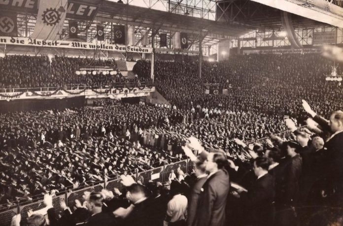 15 000 Menschen haben sich am 10. April 1938 in Buenos Aires bei einer Kundgebung zur Unterstützung Hitlers versammelt. Foto Delegación de Asociaciones Israelitas Argentinas DAIA