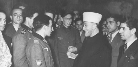 Amin el Husseini im Gespräch mit islamischen Freiwilligen, u.a. der "Legion Aserbaidschan, Berlin, 19.12.1942. Foto Bundesarchiv, Bild 147-0483 / CC-BY-SA 3.0, CC BY-SA 3.0 de, https://commons.wikimedia.org/w/index.php?curid=5337525