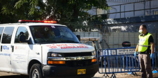 Ein Krankenwagen mit einem Israeli der positiv auf das Coronavirus getestet wurde trifft am 27. Februar 2020 im Tel Hashomer Krankenhaus ein (Flash 90). Foto Flash90.