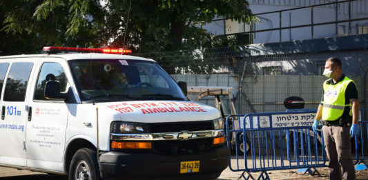 Ein Krankenwagen mit einem Israeli der positiv auf das Coronavirus getestet wurde trifft am 27. Februar 2020 im Tel Hashomer Krankenhaus ein (Flash 90). Foto Flash90.