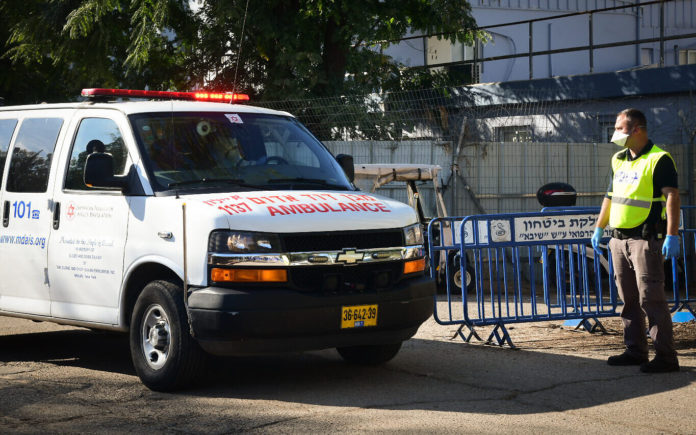 Ein Krankenwagen mit einem Israeli der positiv auf das Coronavirus getestet wurde trifft am 27. Februar 2020 im Tel Hashomer Krankenhaus ein (Flash 90). Foto Flash90.