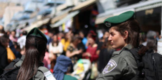 Sicherheitskräfte überwachen die Strassen Jerusalems während des jüdischen Purim-Festes und beschützen die Menschen, die sich kostümiert haben und feiern. Jerusalem, 8. März 2020. Foto Yehonatan Valtser/TPS
