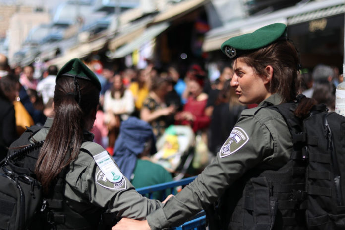 Sicherheitskräfte überwachen die Strassen Jerusalems während des jüdischen Purim-Festes und beschützen die Menschen, die sich kostümiert haben und feiern. Jerusalem, 8. März 2020. Foto Yehonatan Valtser/TPS