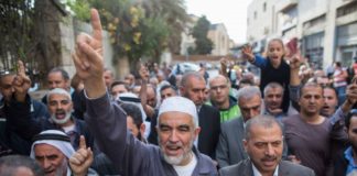 Scheich Raed Salah am 27. Oktober 2015 mit Anhängern vor dem Jerusalemer Bezirksgericht. Foto Yonatan Sindel/Flash90