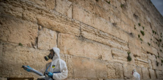 Am 31. März 2020 desinfizieren Arbeiter die Klagemauer in der Altstadt von Jerusalem als vorbeugende Massnahme gegen die Verbreitung des Coronavirus. Foto Yonatan Sindel/Flash90