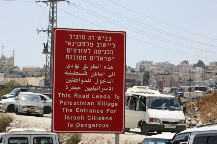 Ein Strassenschild in der Nähe der palästinensischen Stadt Anata in der Nähe von Jerusalem, warnt Israelis davor, die Stadt zu betreten. Foto Esty Dziubov/TPS