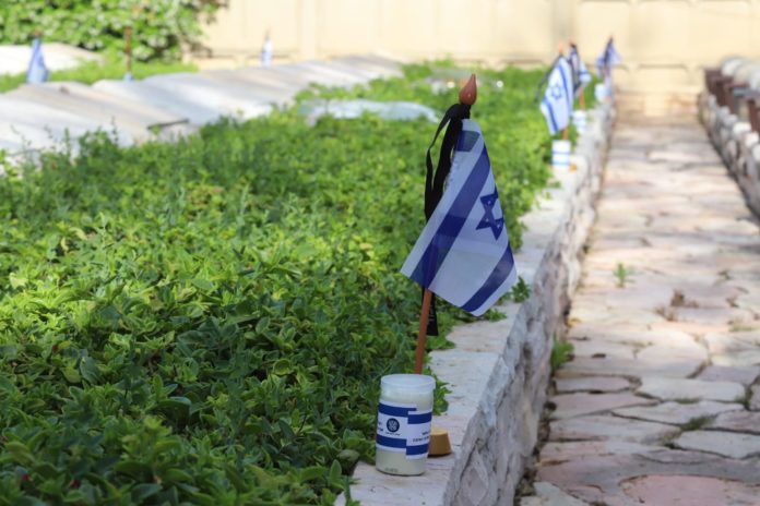 Militärfriedhof von Haifa. Foto Eitan Elhadez/TPS