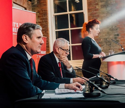 Keir Starmer. Foto Jeremy Corbyn - Revealing Brexit documents, CC BY 2.0, https://commons.wikimedia.org/w/index.php?curid=84957440